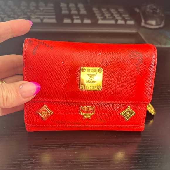 MCM limited edition, lion vintage Scarlet Wallet with charms color transfer - Picture 3 of 17